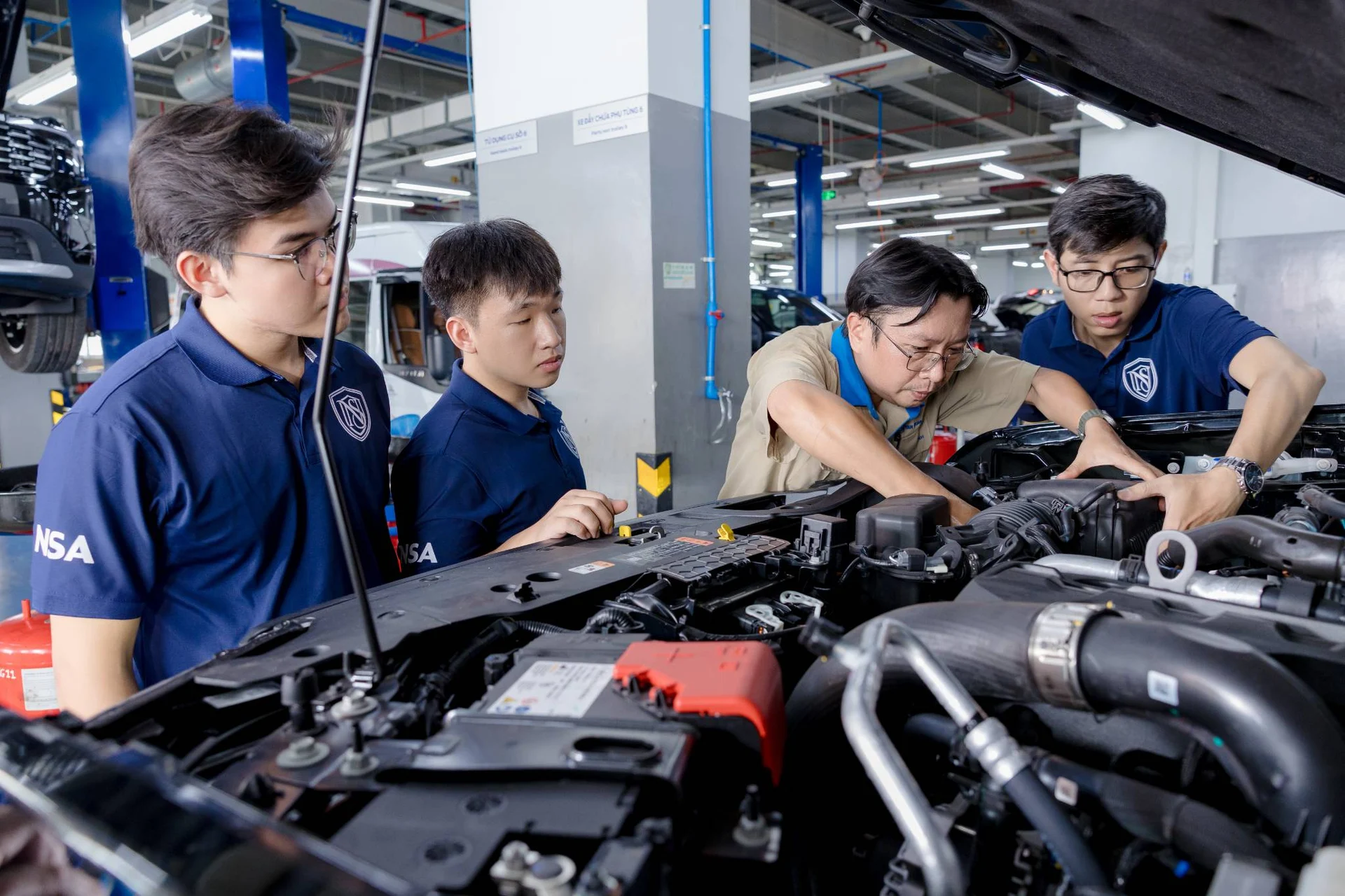 Lộ trình nghề nghiệp ngành ô tô: Từ Kỹ thuật viên lên Quản lý