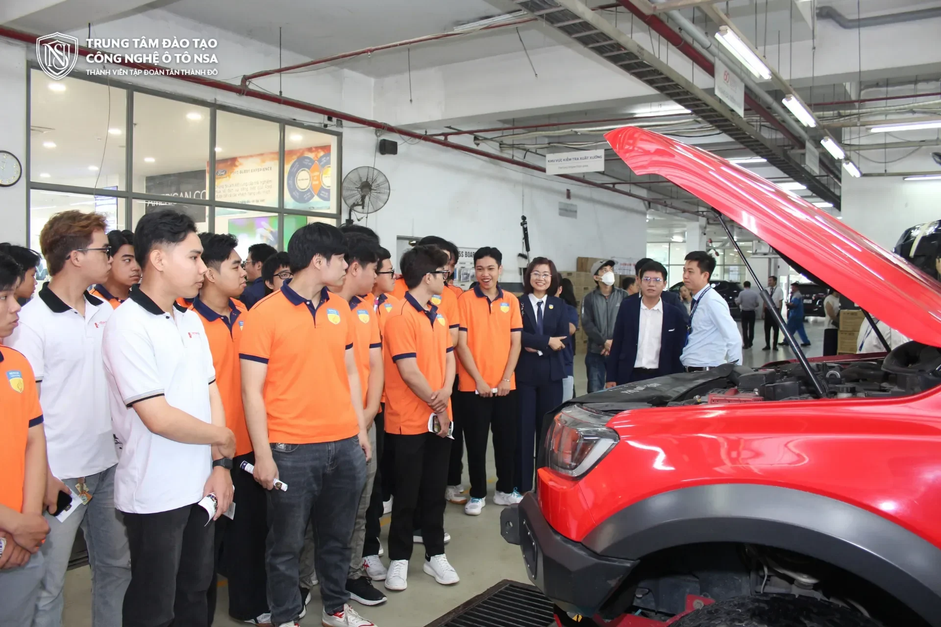 Sinh viên HUTECH tham quan và tìm hiểu môi trường làm việc thực tế tại Phú Mỹ Ford.
Ảnh: NSA