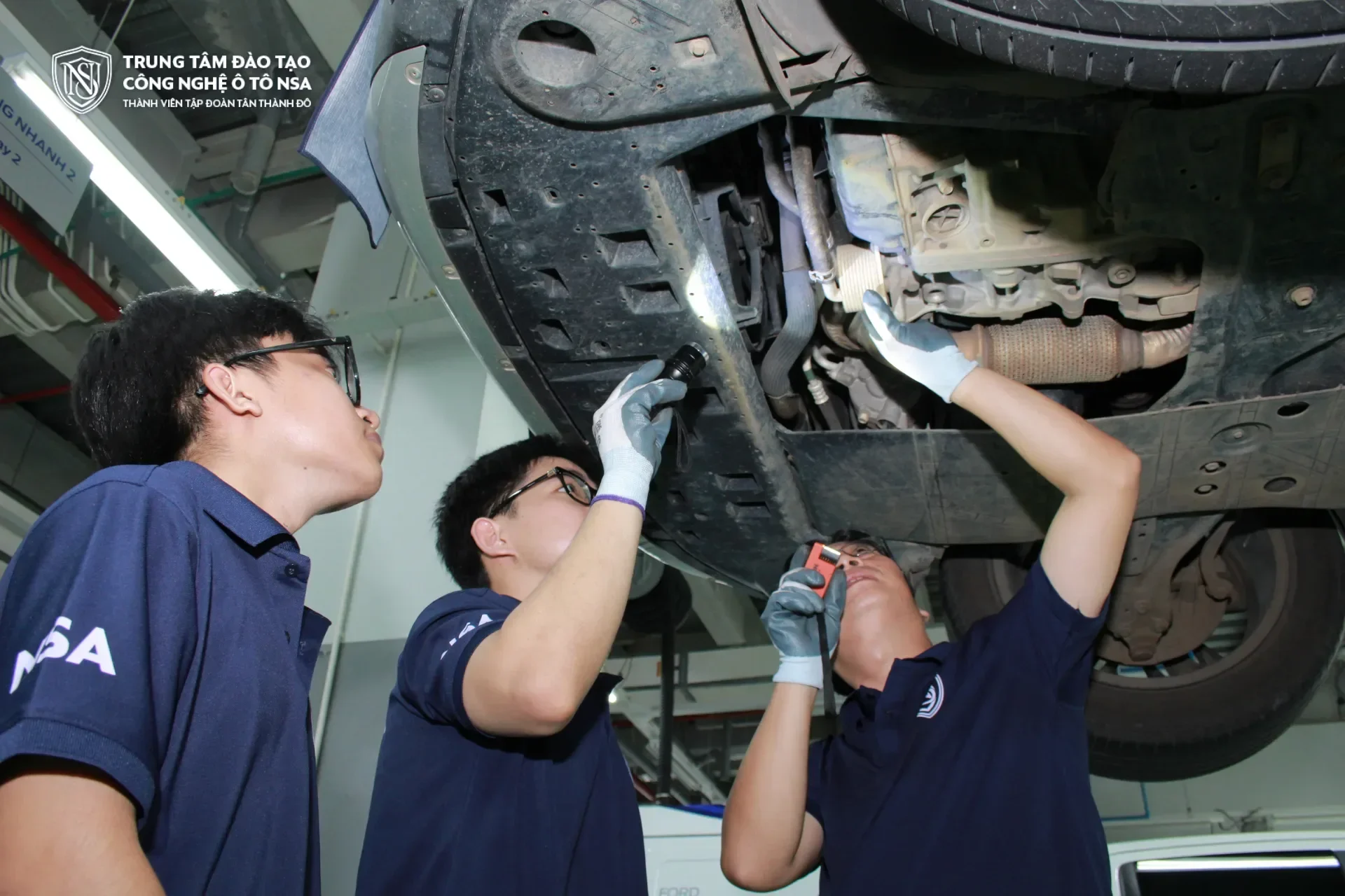 Học viên Trung tâm đào tạo công nghệ ô tô NSA thực hành trực tiếp trên xe thật tại xưởng dịch thuộc hệ thống của Tập đoàn Tân Thành Đô, thay vì học qua mô hình mô phỏng
Ảnh: NSA