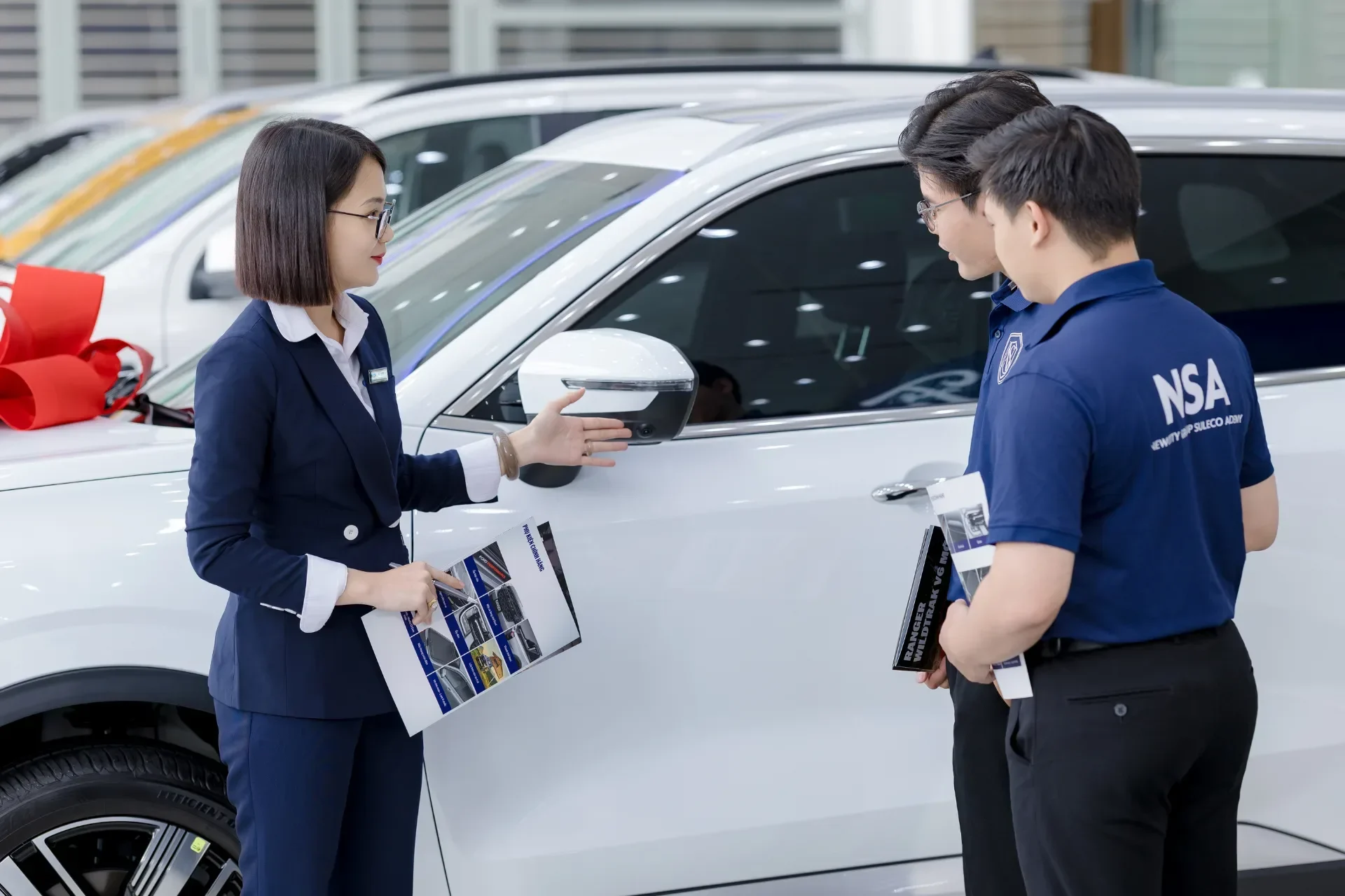 Đại diện bộ phận kinh doanh Tân Thuận Ford giới thiệu về quy trình làm việc và các dòng xe tại showroom.
Ảnh: NSA